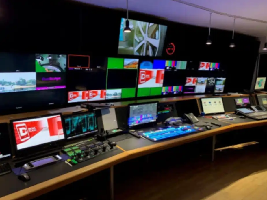 Estúdio de TV profissional com câmeras e monitores