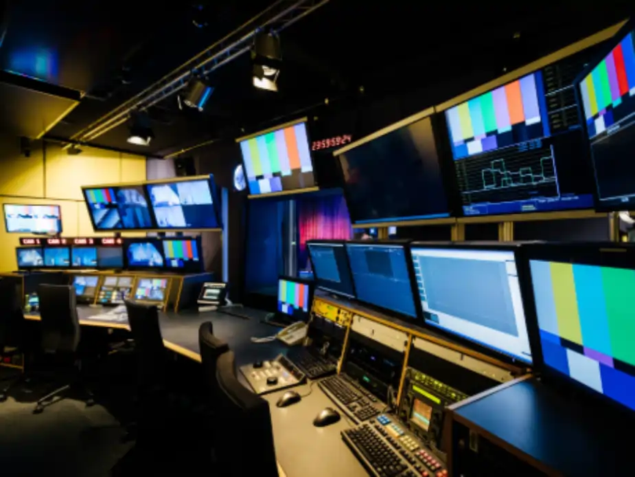 Sala de controle de TV com painéis e equipamentos