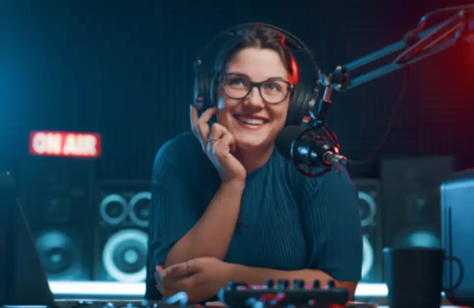 Radialista em estúdio de rádio, microfone e mesa de som